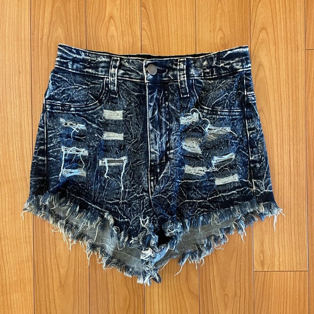 Size: S dark blue, washed high waisted shorts!